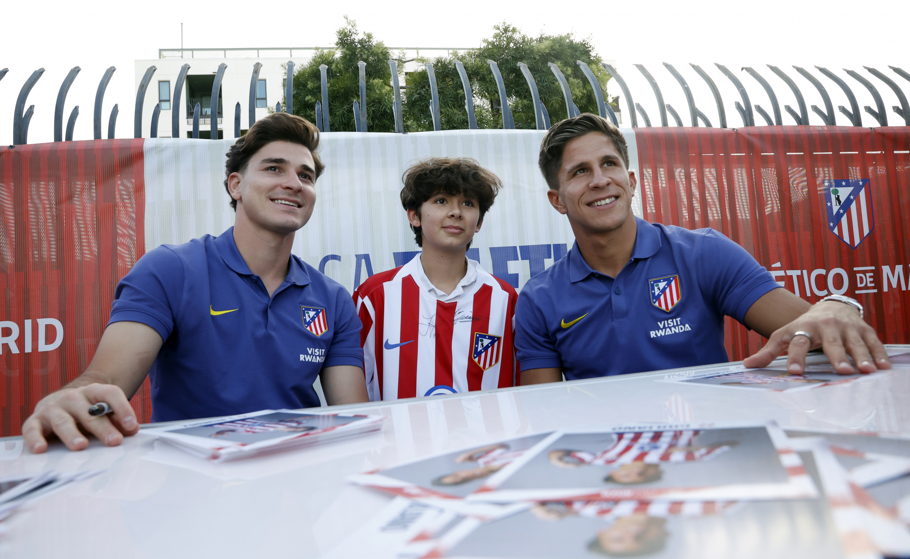 Giuliano Simeone y Julián Álvarez con un aficionado colchonero en Hollywood