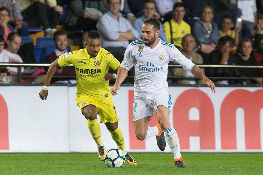Carvajal (D) plays a ball against Salem to Dawsari, from Villarreal, during the First Division League match played tonight at the Ceramics Stadium. EFE/Domenech Castelló