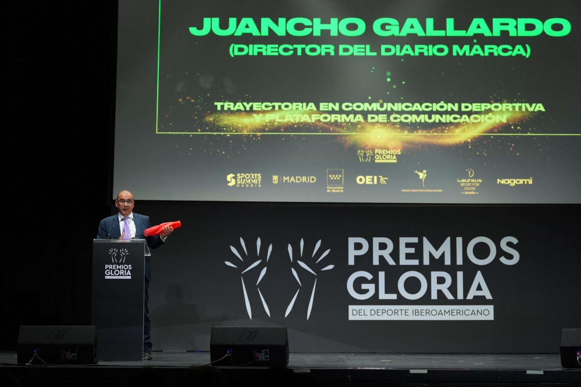 Juan Ignacio Gallardo, receiving the award in full gala.