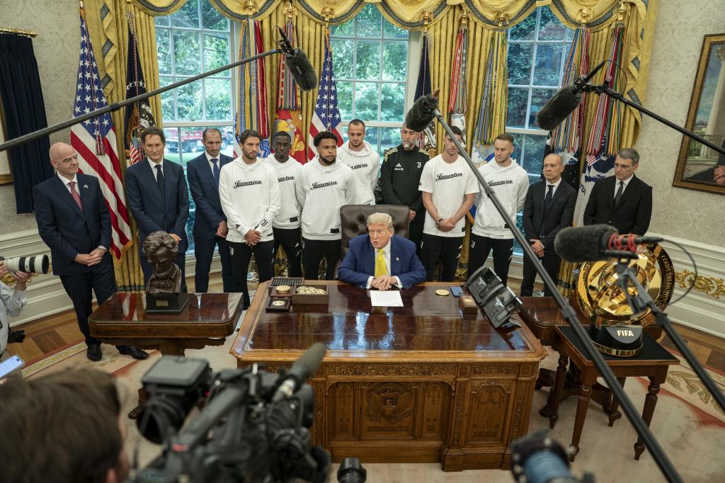 Donald Trump with Juventus EFE/EPA/Ken Cedeno/Pool players