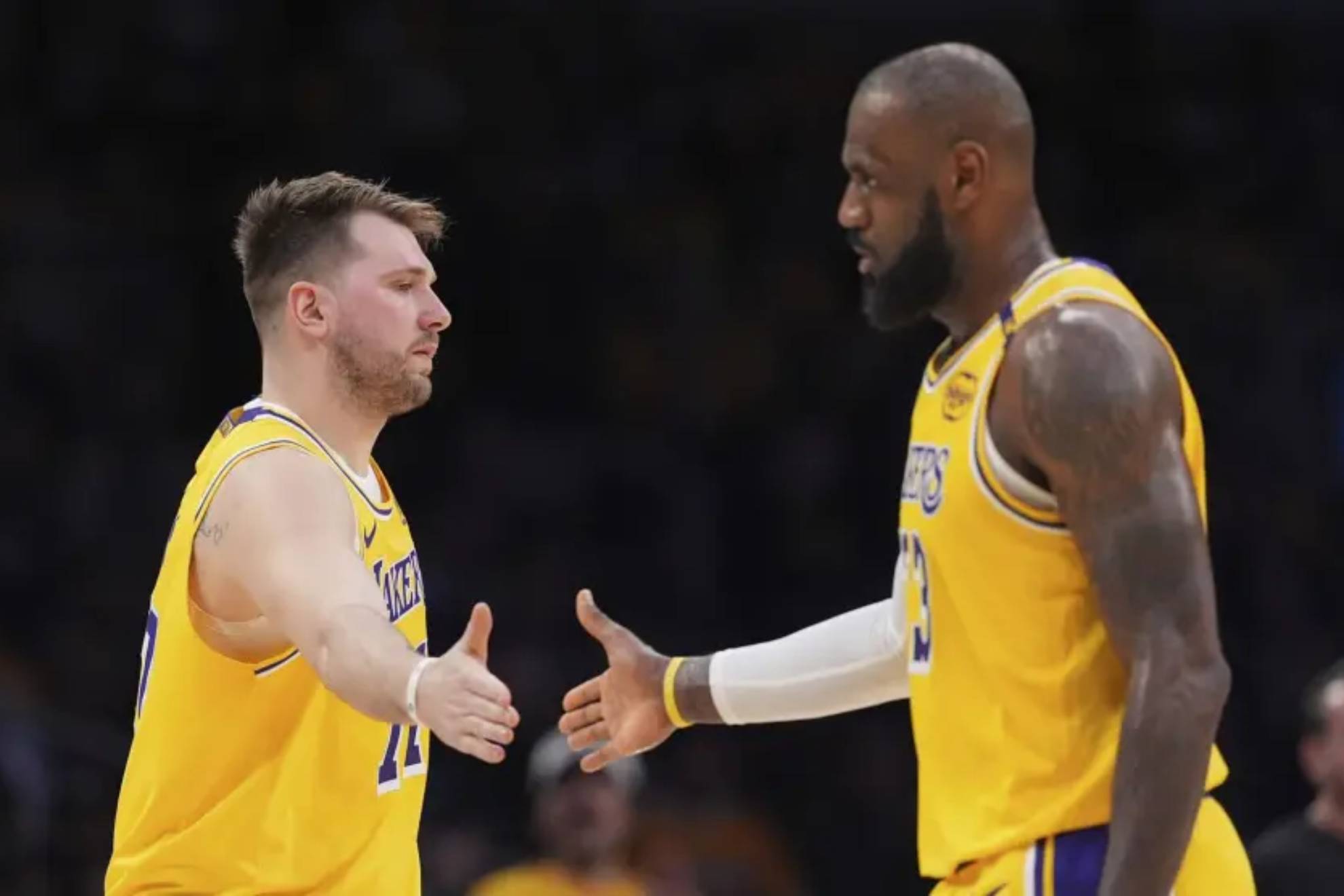 Luka Doncic et LeBron James se heurtent à la main lors d'un match des Lakers.