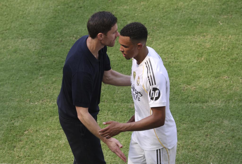 Trent habla con Xabi Alonso durante su debut.