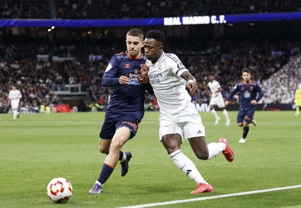 Carreira presiona a Vinicius durante el último Celta - Madrid
