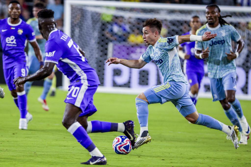 Francisco Conceiçao guida la palla.