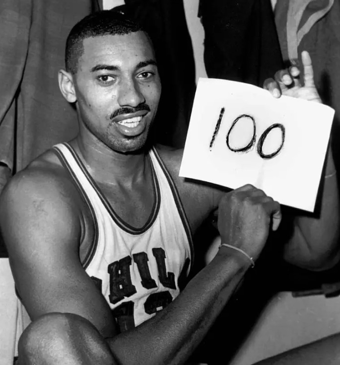 Wilt Chamberlain, con el cartel de 100 puntos, récord de la NBA, tras anotarlos en 1962.