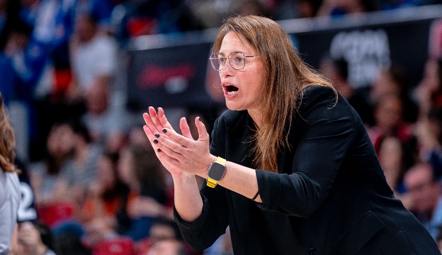 Anna Montañana applauds during a meeting.