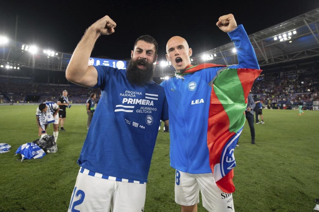 Villalibre y Guridi celebran el ascenso del Alavés en el Ciutat de Valencia