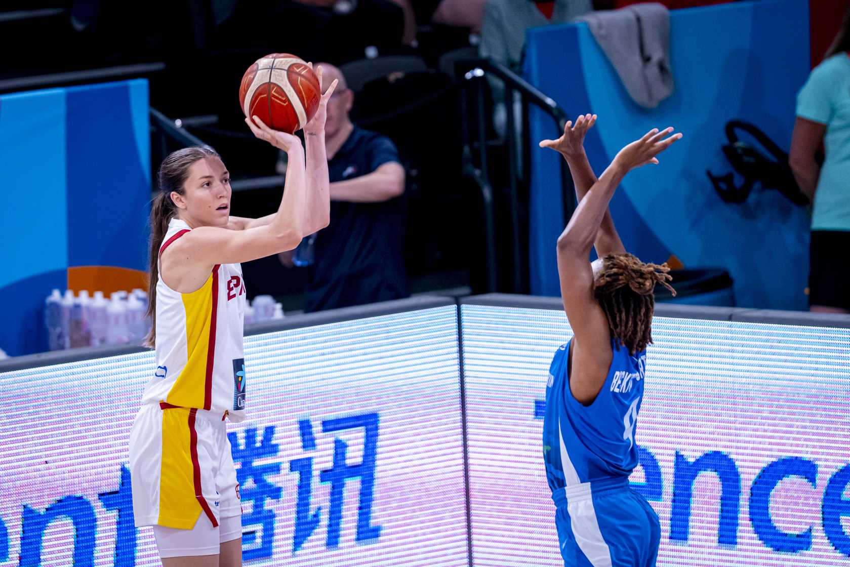 Helena Pueyo lance un triple.