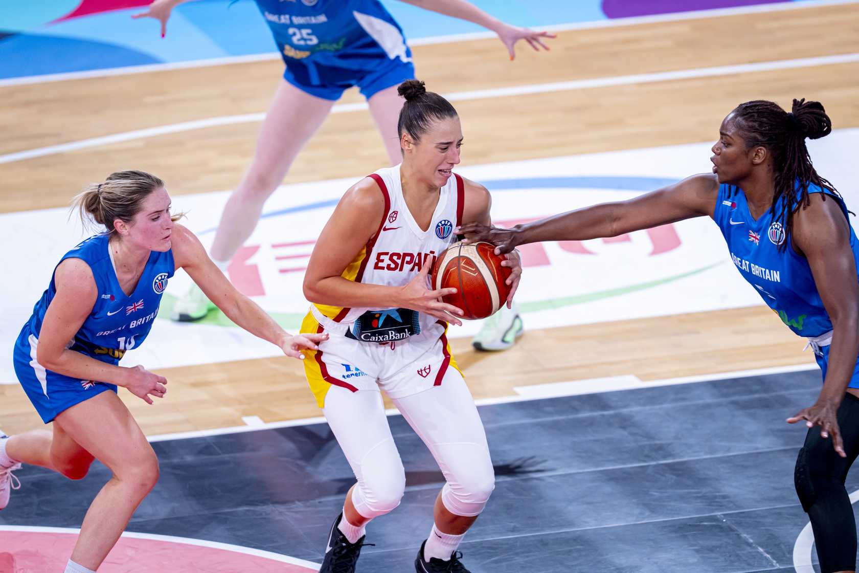 Raquel Carrera, harcelée par la défense de la Grande-Bretagne.