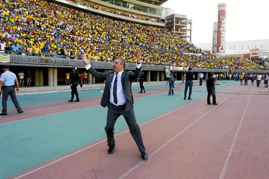 Miguel Ángel Ramírez, presidente de la UD, intentando evitar la invasión del Gran Canaria
