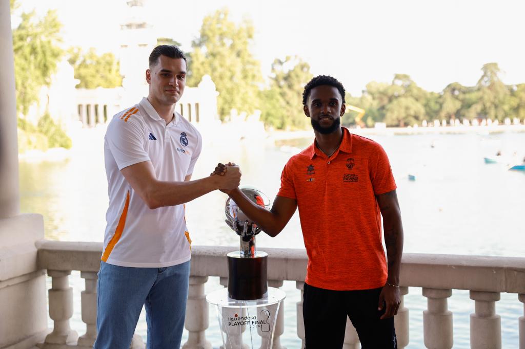 Mario Hezonja et Jean Montero serrent la main au trophée de la Ligue Enddesa.