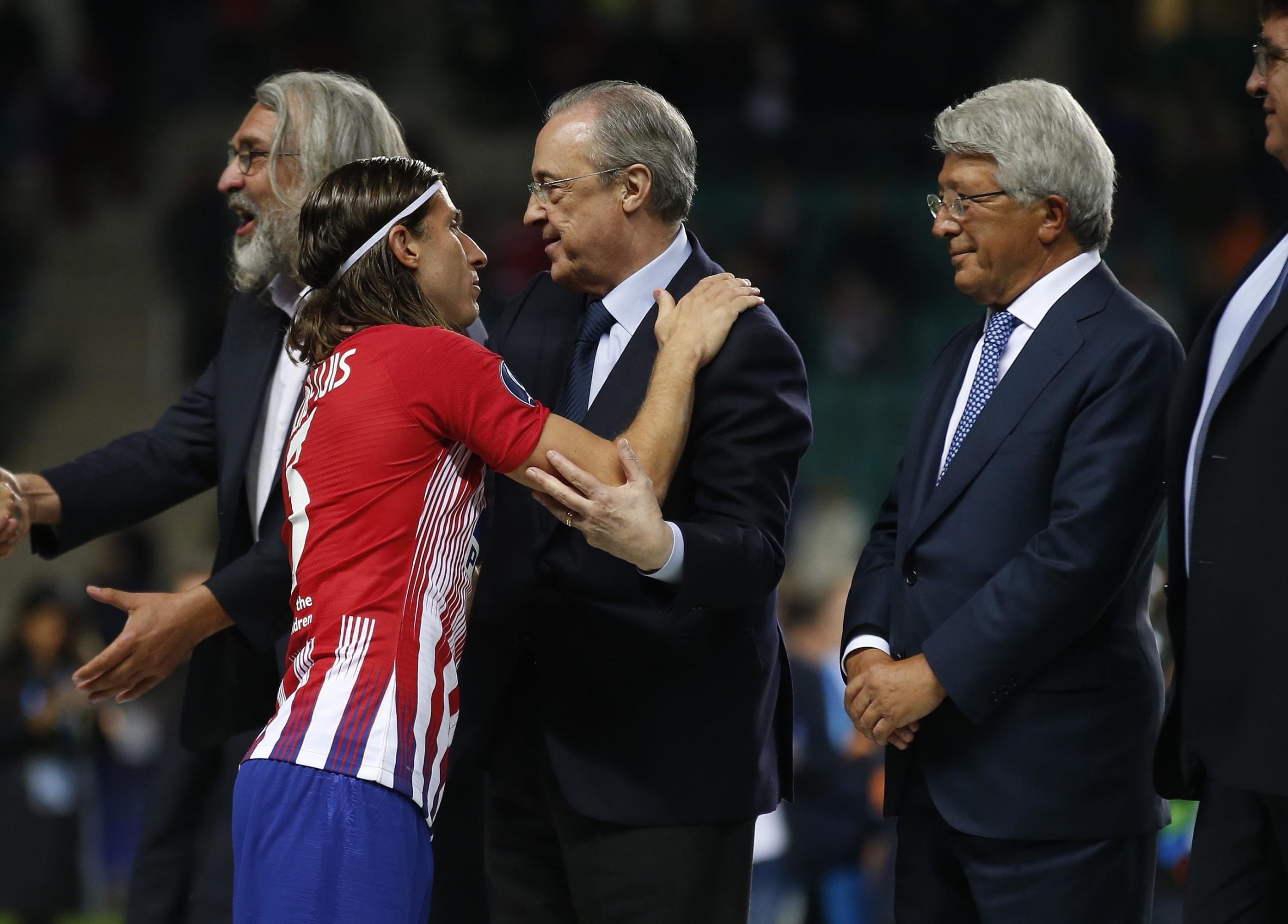 Filipe Luis, junto a Florentino Pérez y Enrique Cerezo