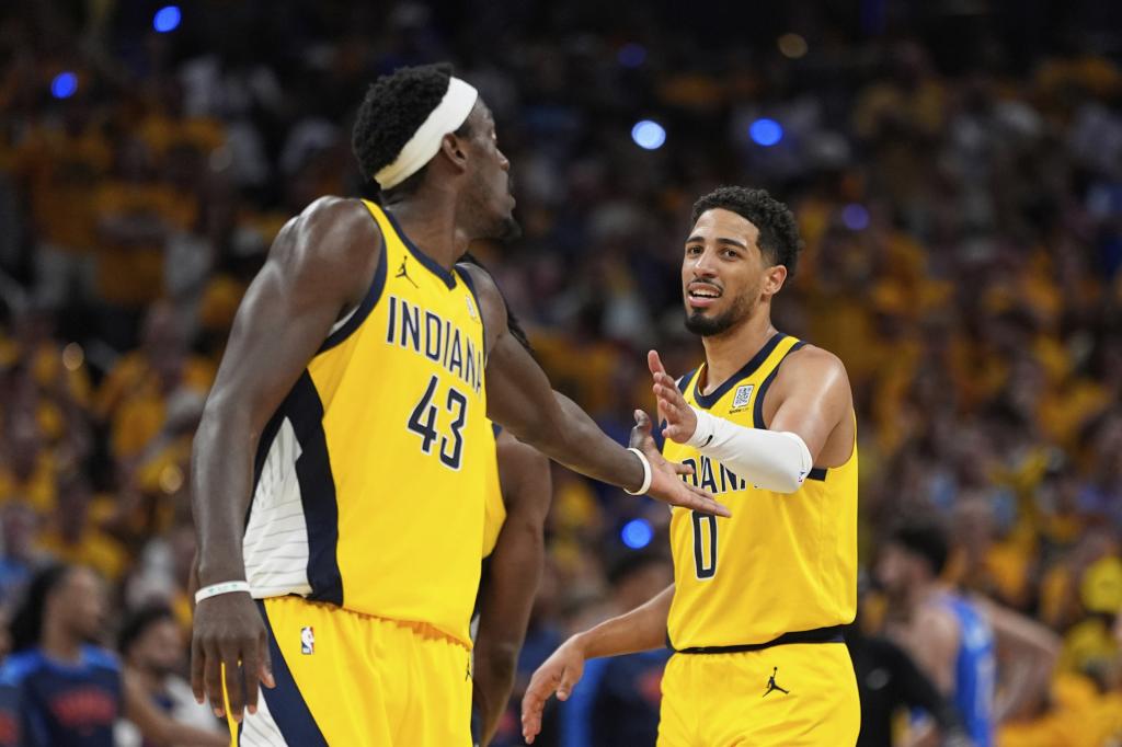 Tyrese Haliburton and Pascal Siakam celebrate a basket of the Pacers.