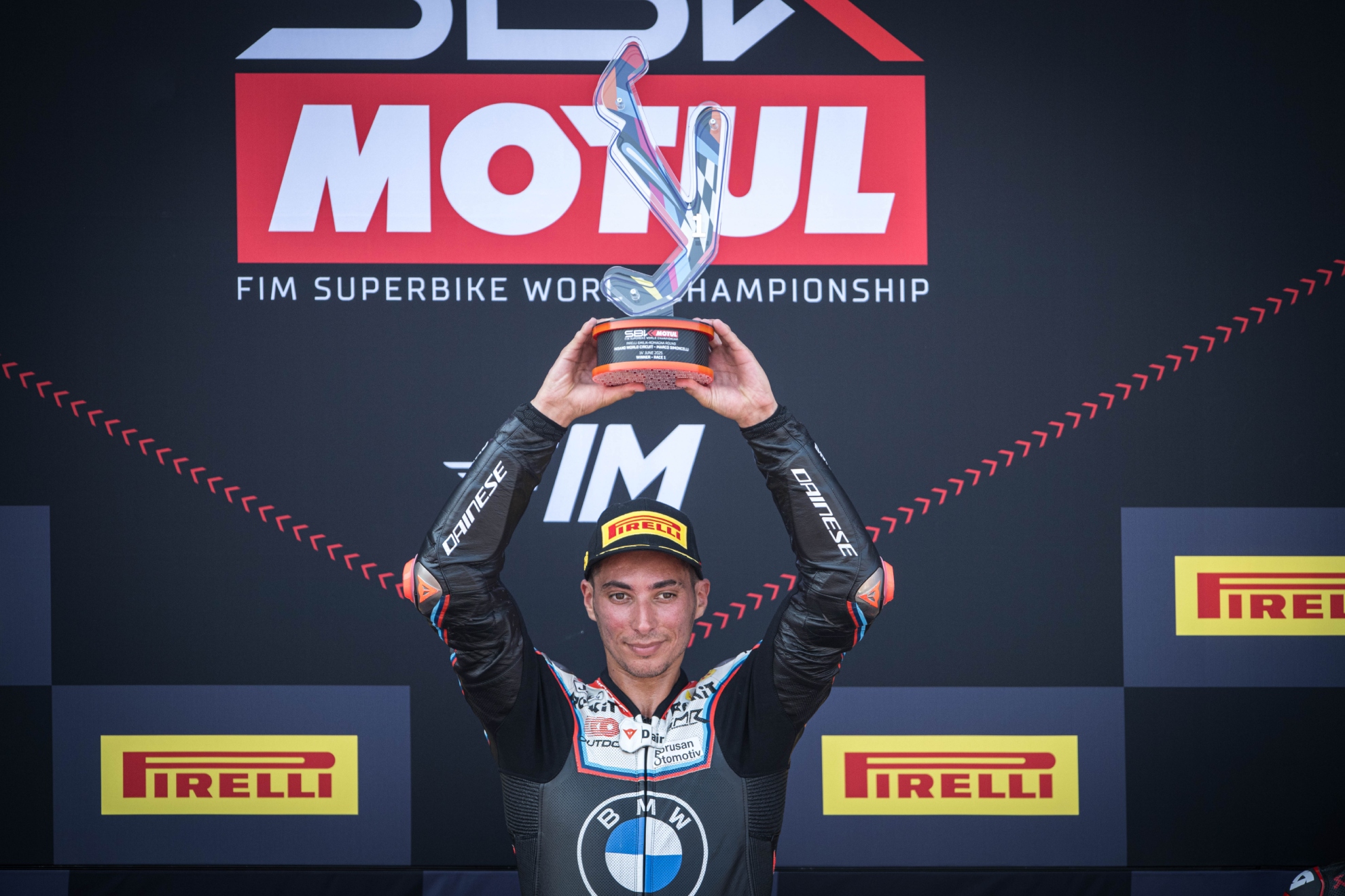 Toprak, en el podio de Misano tras ganar.