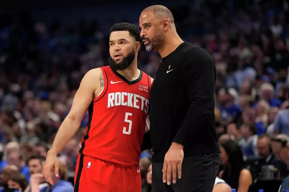 Ime Udoka da instrucciones a Fred VanVleet.