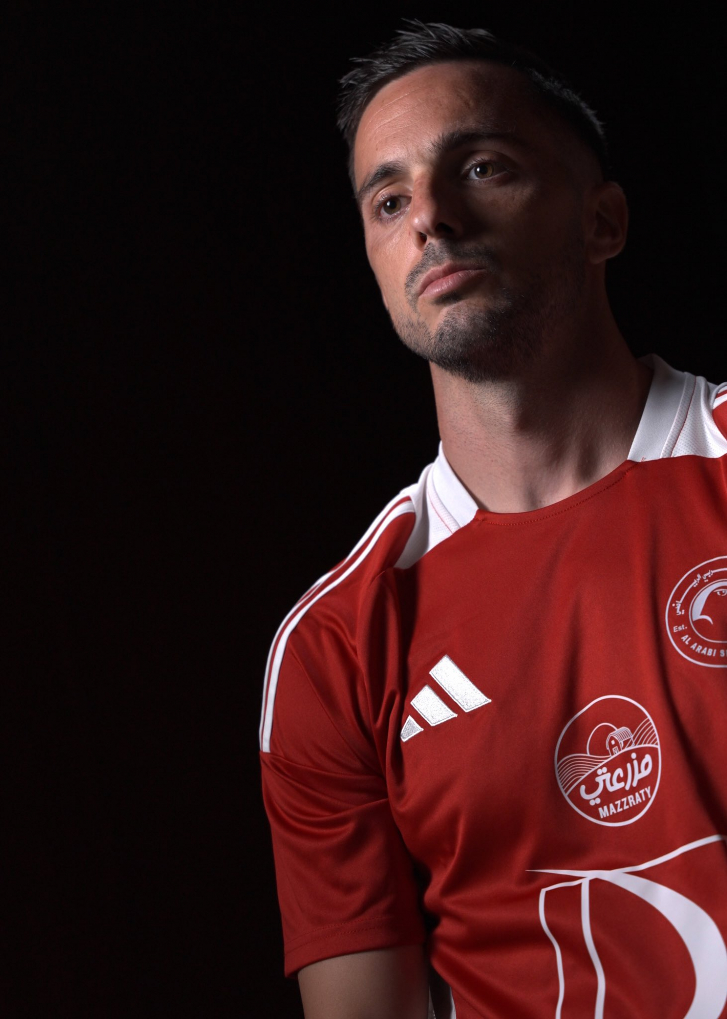 Pablo Sarabia posando con la camiseta del Al Arabi