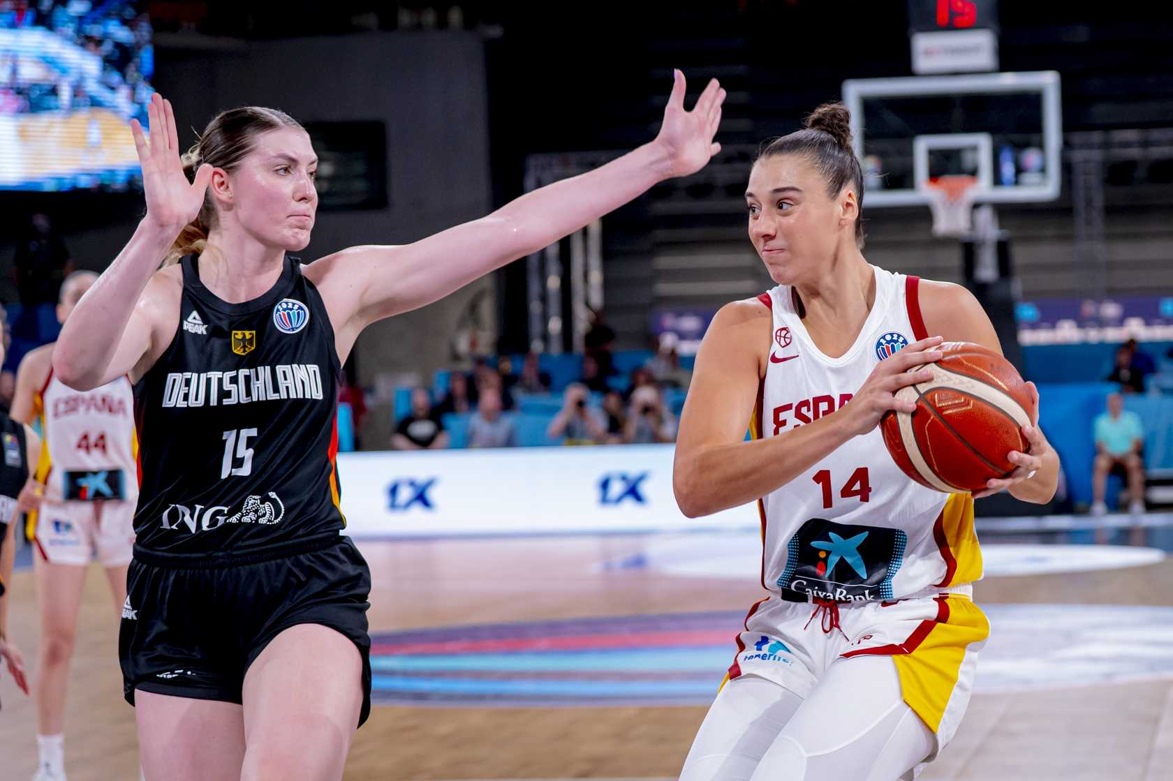Raquel Carrera en una jugada del partido.