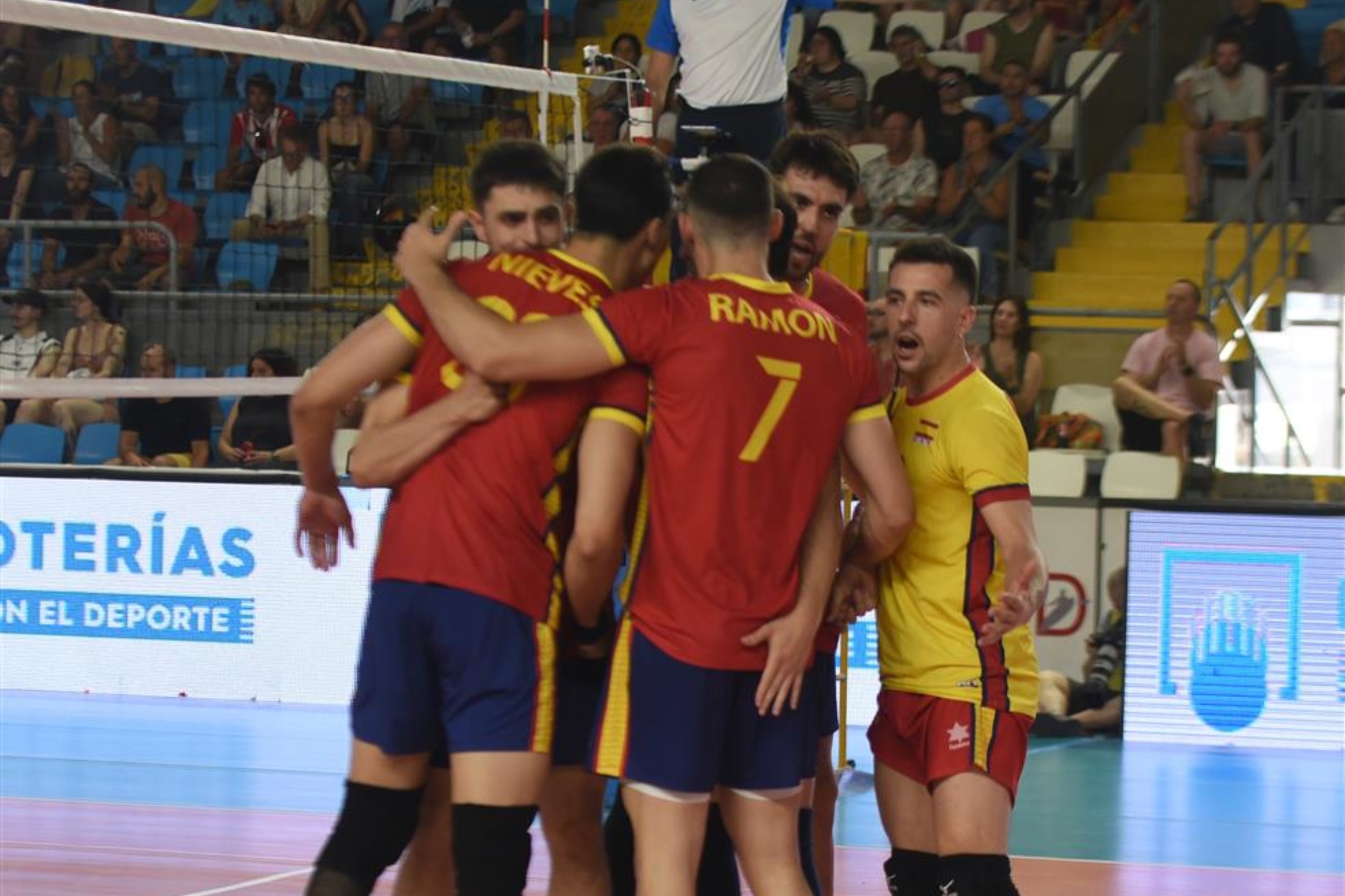 Espagne célébrant l'un des points du premier match de la Ligue européenne 2025 à Lugo avant la Slovaquie
