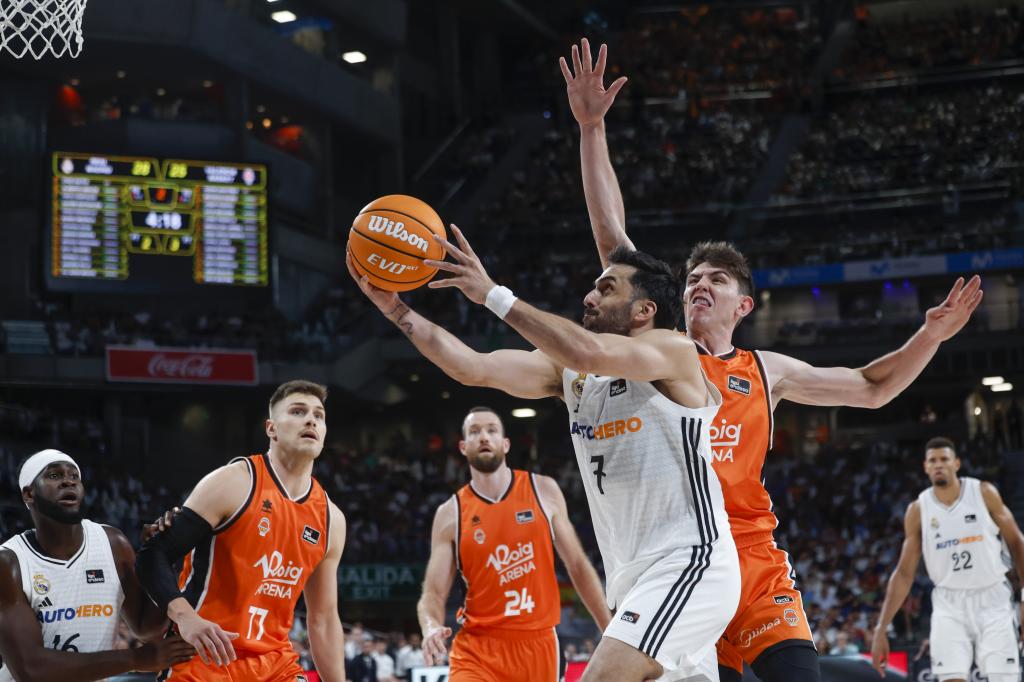 Facundo Campazzo entre dans le panier défendu par Sergio de Larrea.