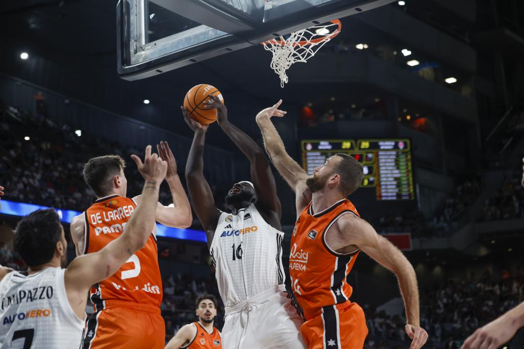 Usman Garuba entre dans le panier défendu par Matt Costello.