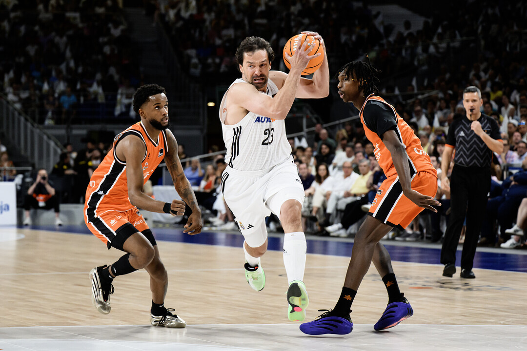 Llull enters the basket against Valencia.