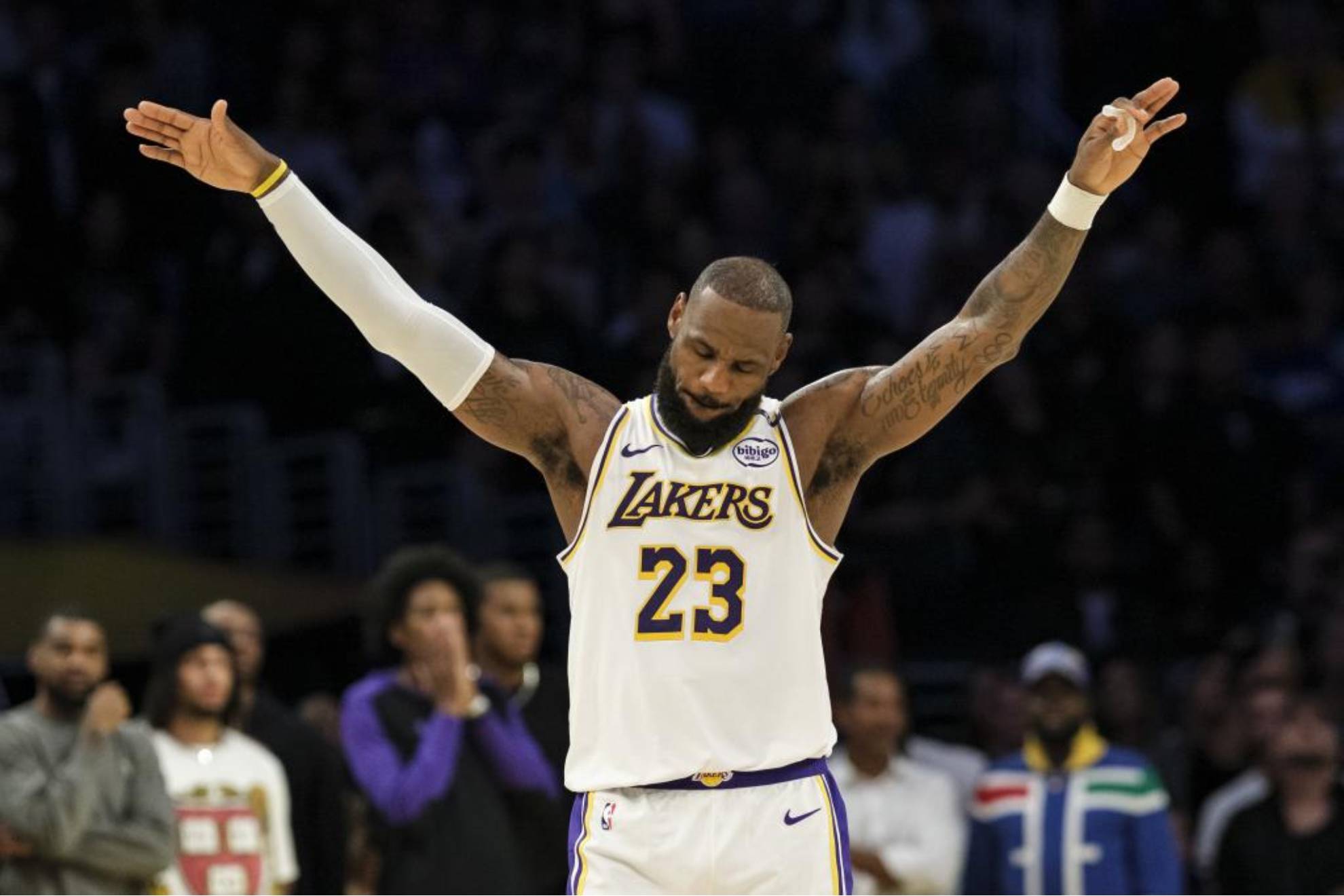LeBron James alza los brazos durante un partido de Los Angeles Lakers.