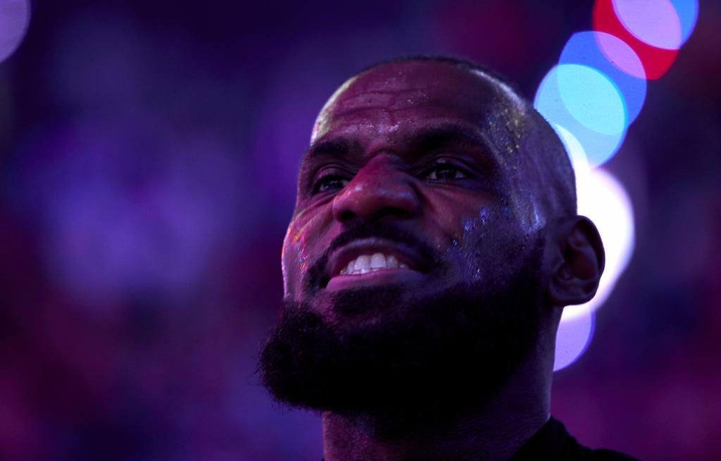 LeBron James écoutant l'hymne américain avant un match des Lakers.