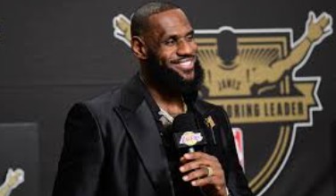 LeBron, lors d'une conférence de presse avec les Lakers.