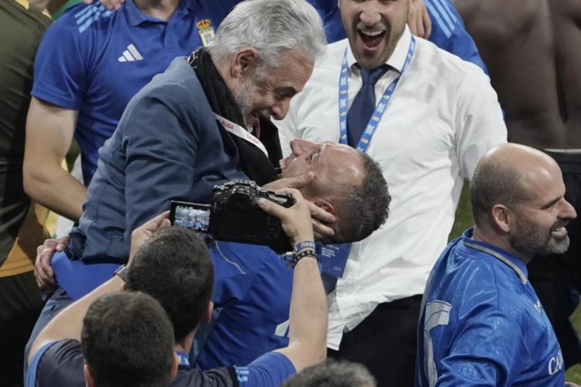 Jesús Martínez, máximo accionista del Oviedo, abraza a Santi Cazorla.
