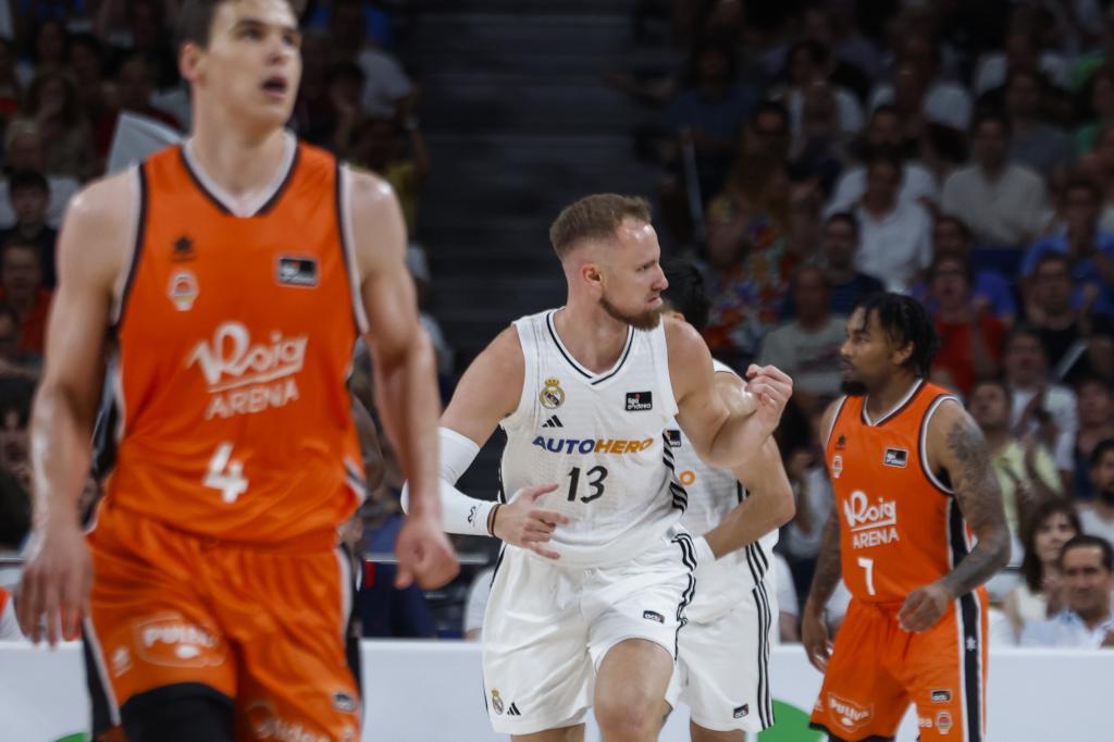 Dzanan Musa celebrates a basket during the first game of the final.