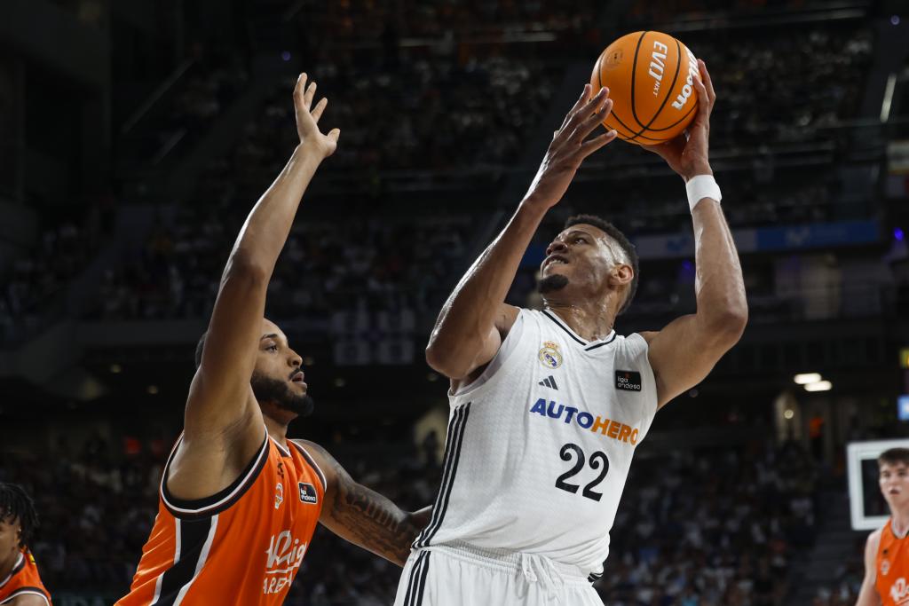 Edy Tavares threatens to attack the ring defended by Joel Soriano.