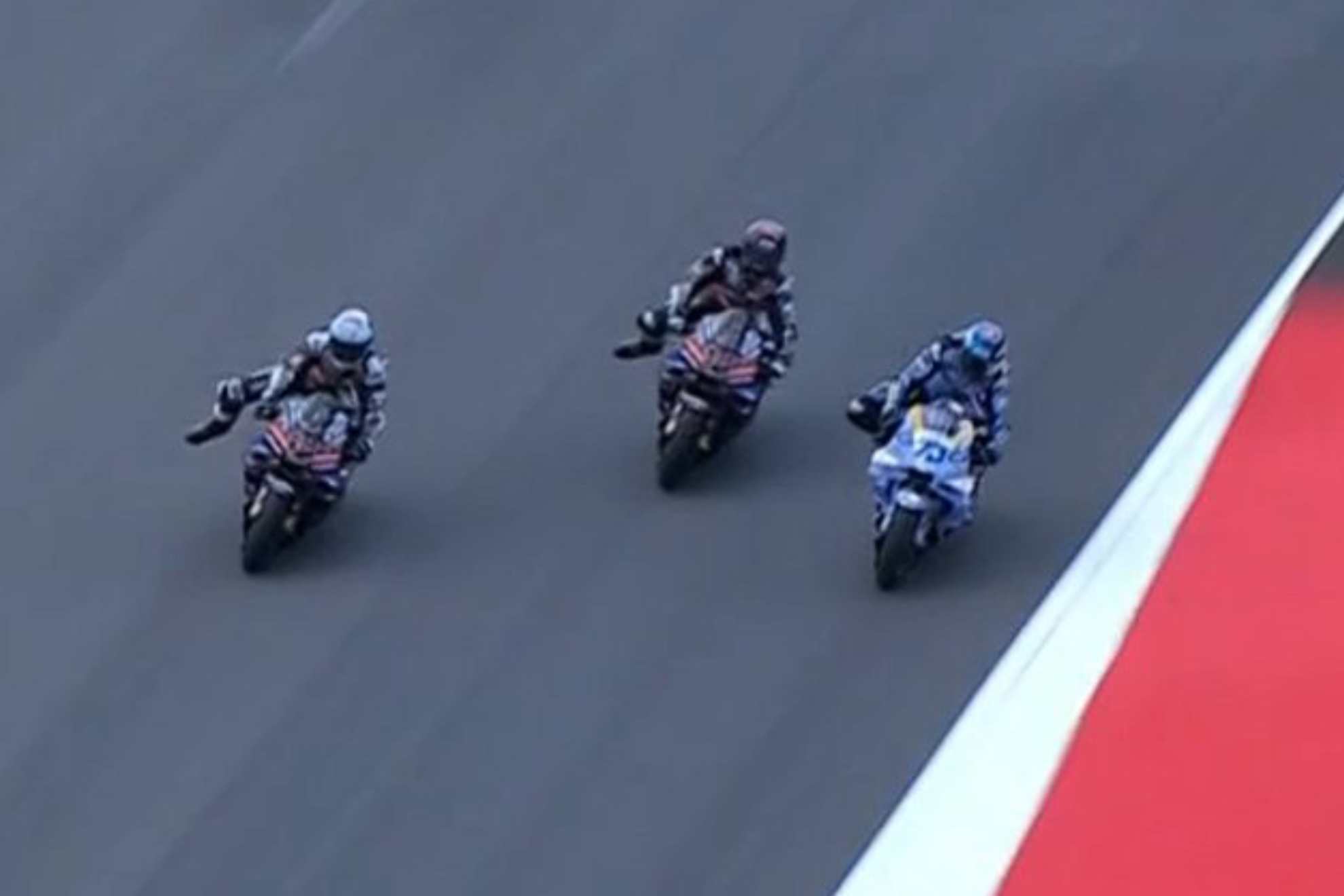Marc, Álex y Bagnaia, en el inicio de carrera