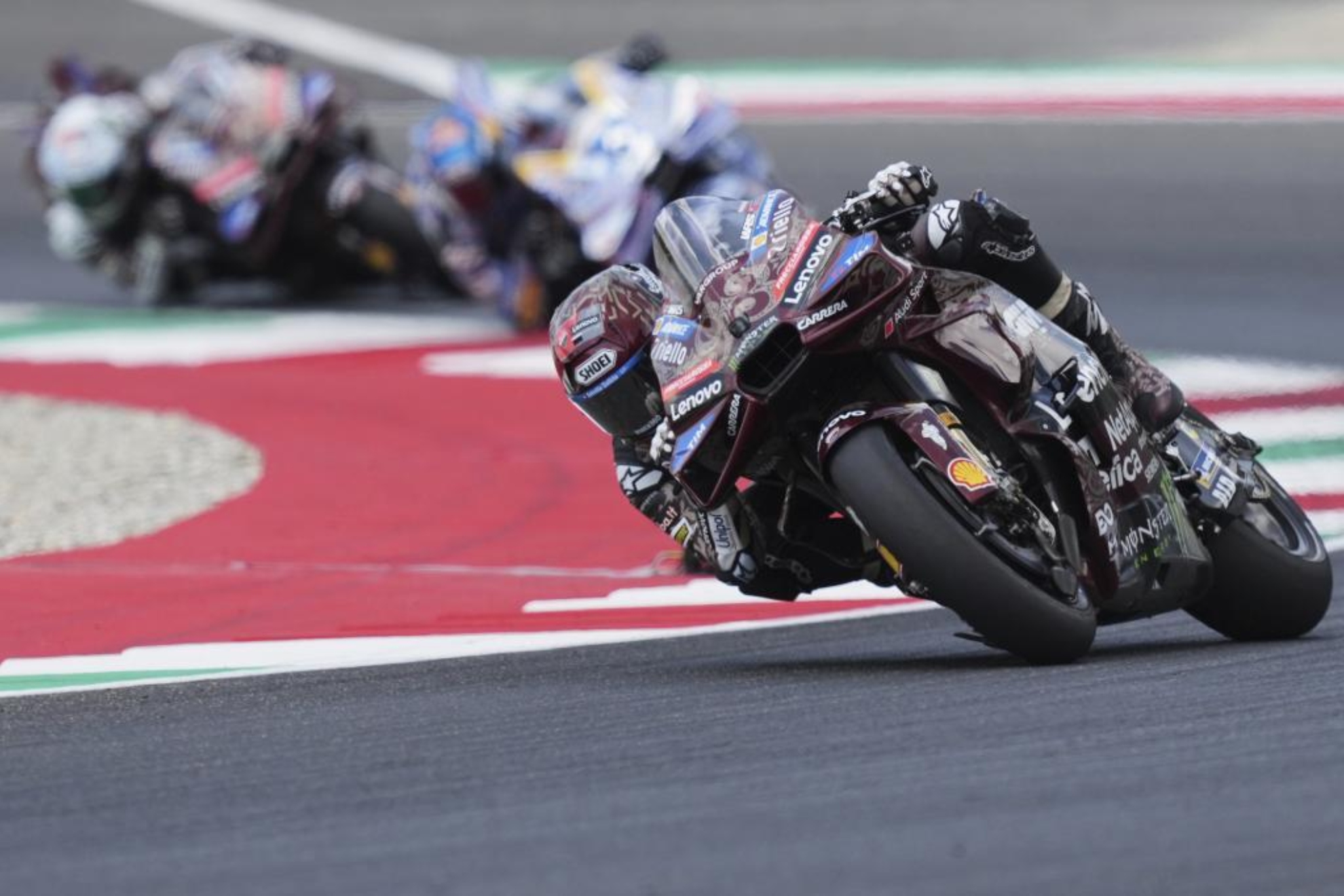 Marc Márquez, delante de Álex y Bagnaia, en carrera.