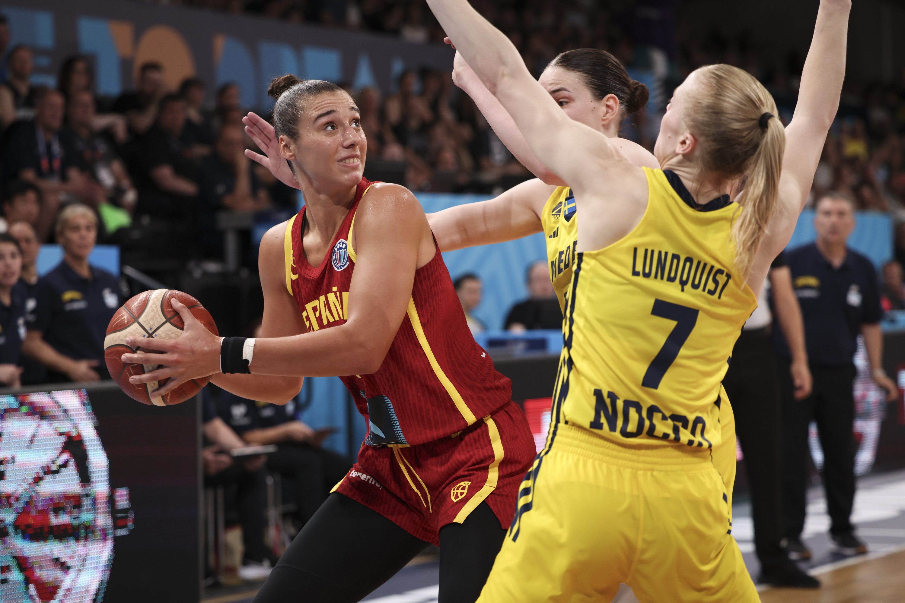 Raquel Carrera, overwhelmed against two against one Swedish.