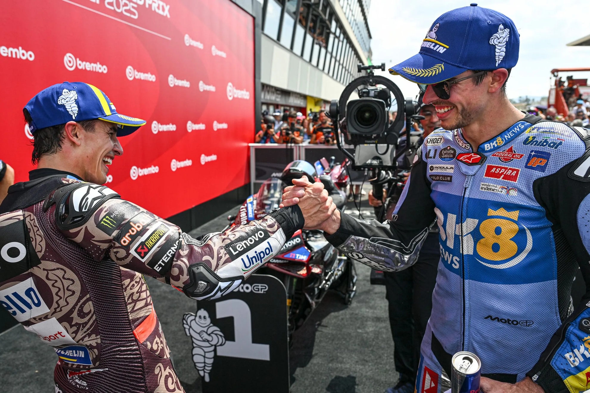 Marc y Álex Márquez se felicitan.