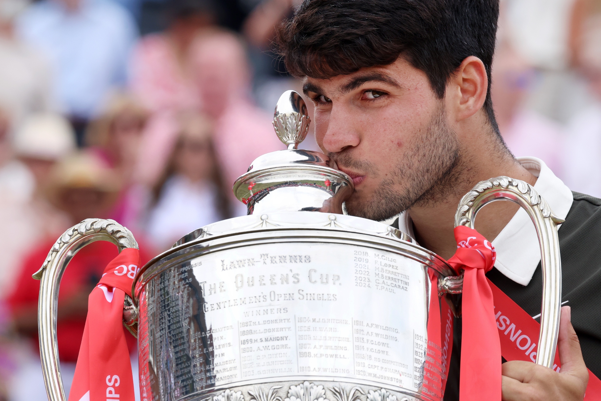 Alcaraz besa el trofeo de Queen's.