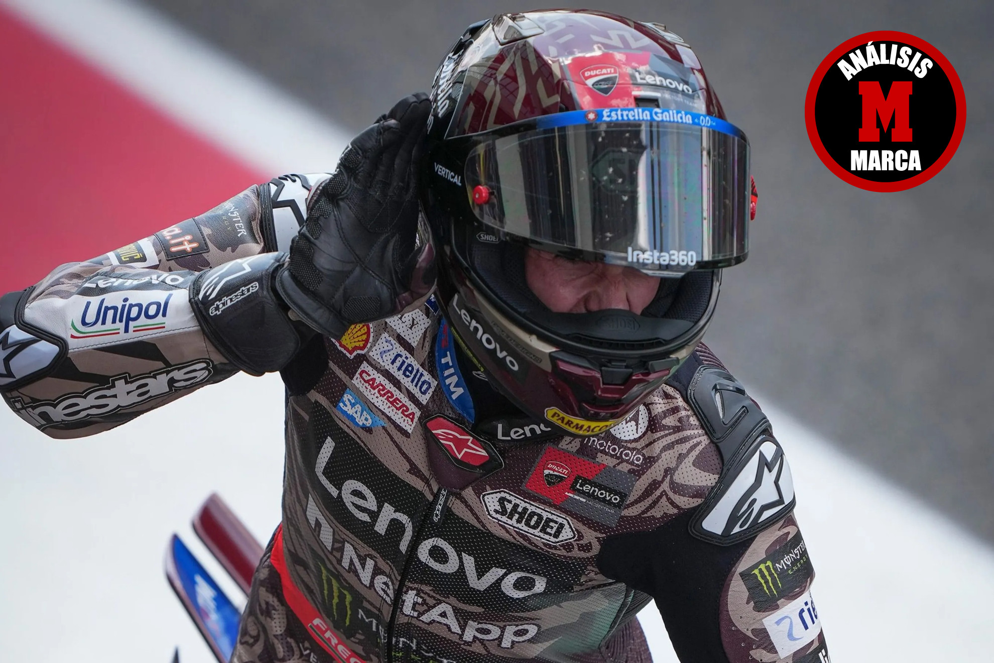 Marc Márquez hace un gesto de llevarse la mano a la oreja.