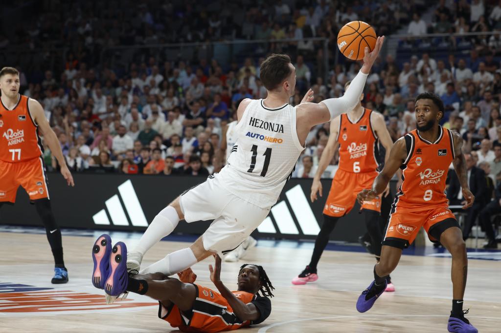 Mario Hezonja tries to score falling.