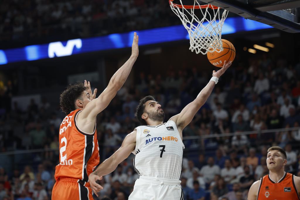 An entrance to Campazzo basket.