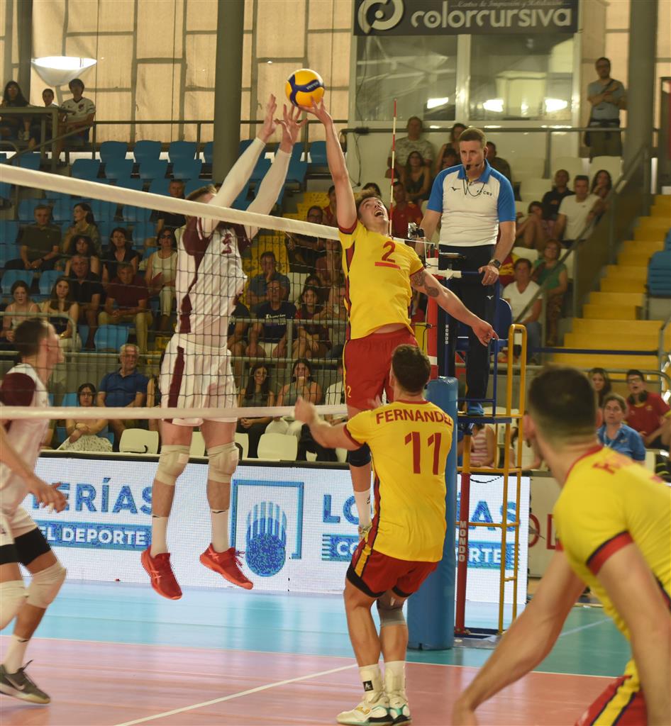 Ángel Trinidad playing a ball on the net and trying to pass from the Latvated block in the European League 2025