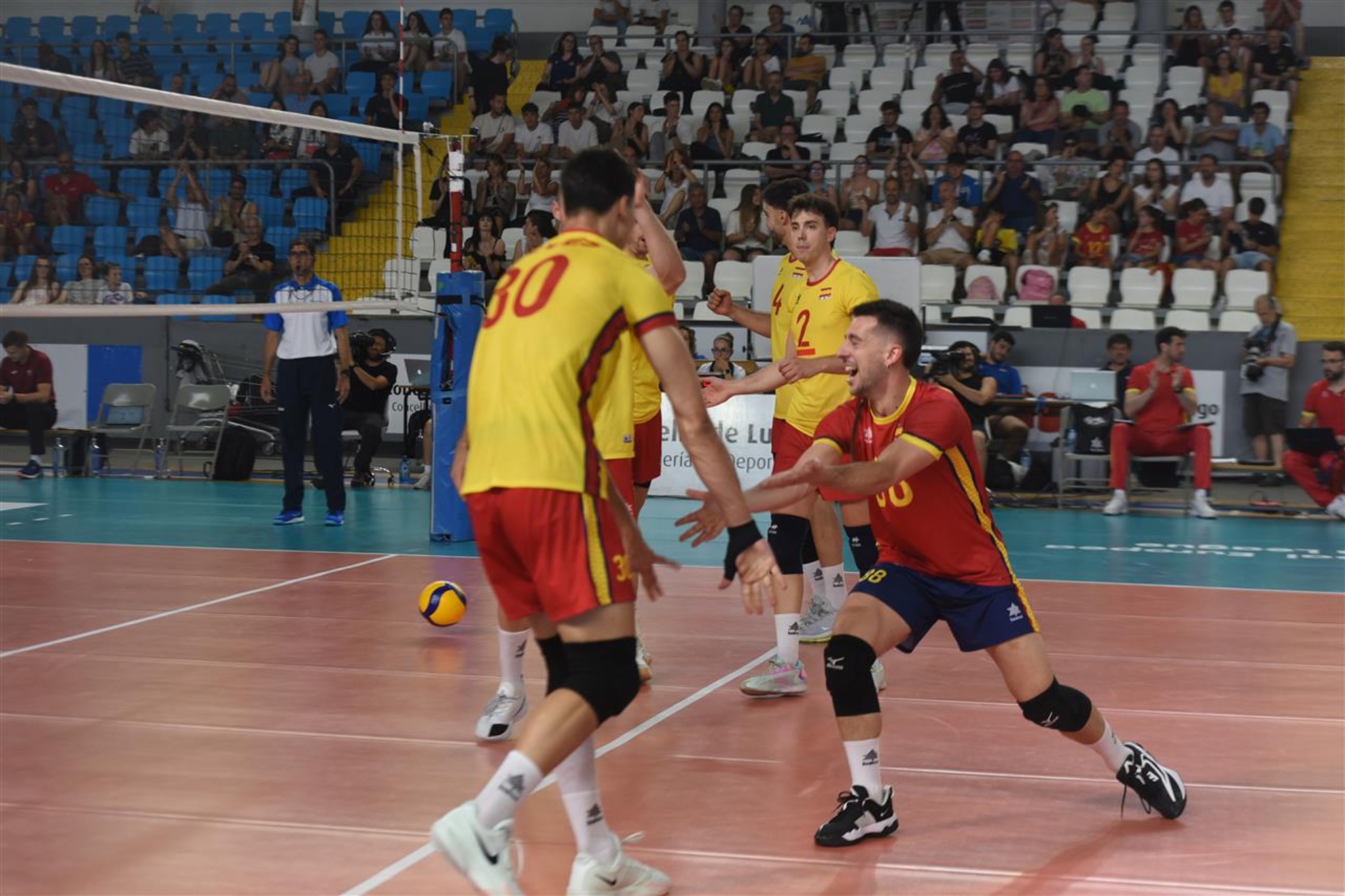 Spain celebrates one of the points against Latvia in the last match of the European Volleyball League 2025 in Lugo