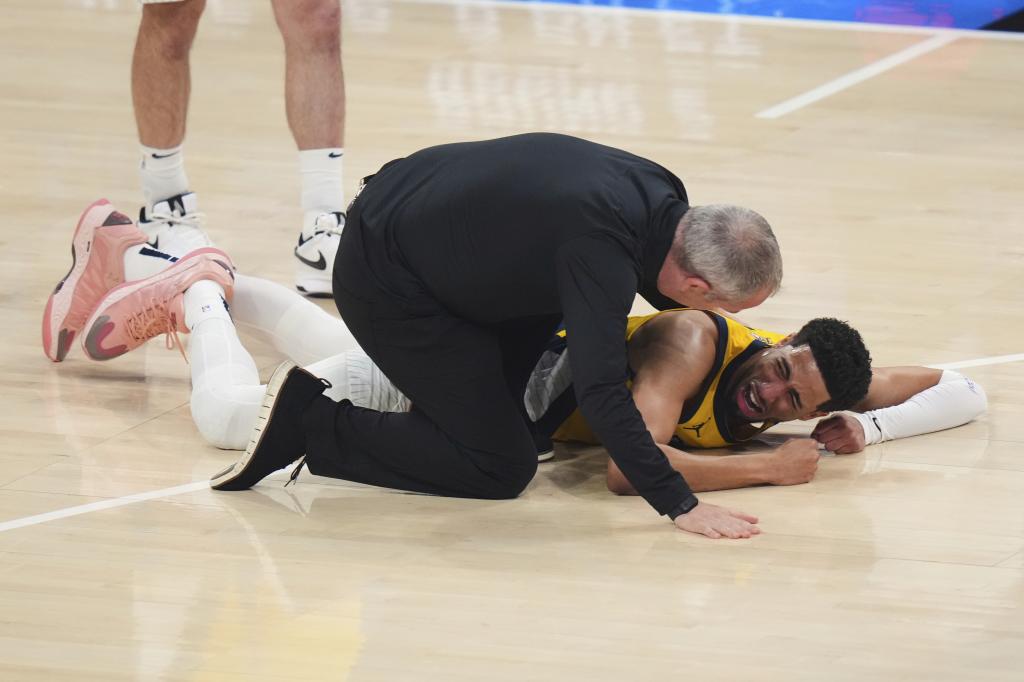 Tyrese Haliburton, lying in the parquet as soon as he becomes seriously injured.