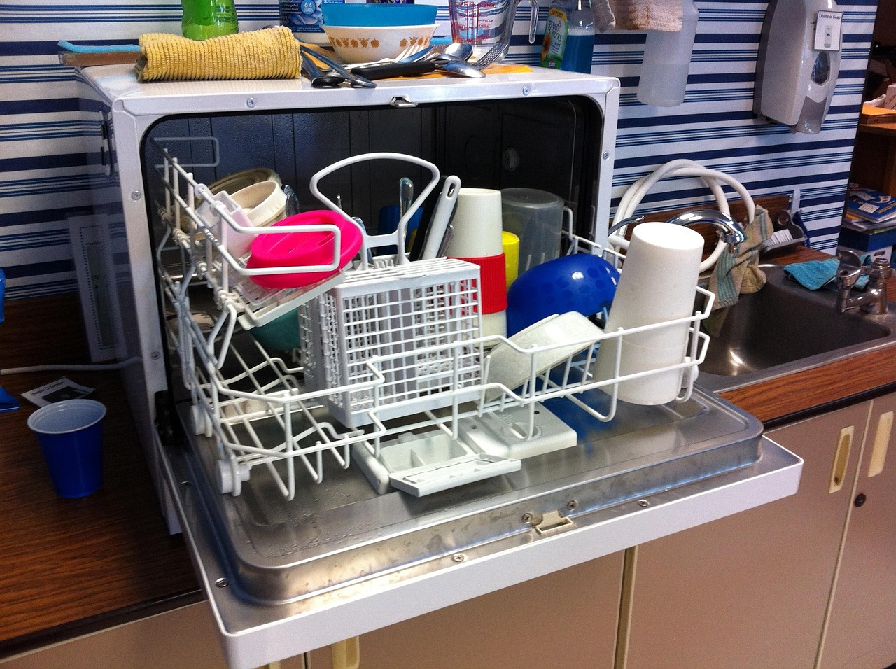 The dangers of washing certain plastic objects in the dishwasher
