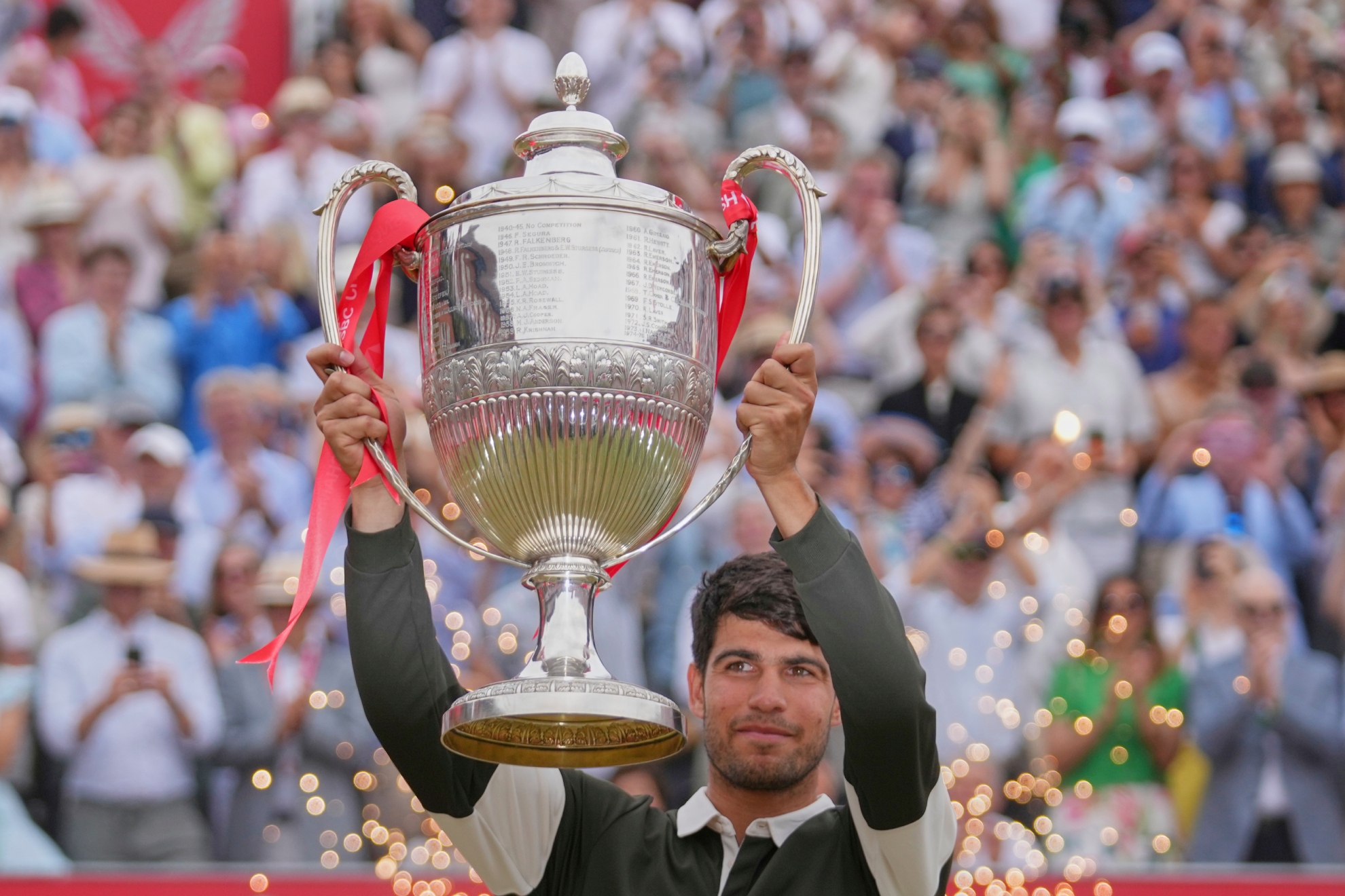 Alcaraz levanta el trofeo de campeón de Queen's.