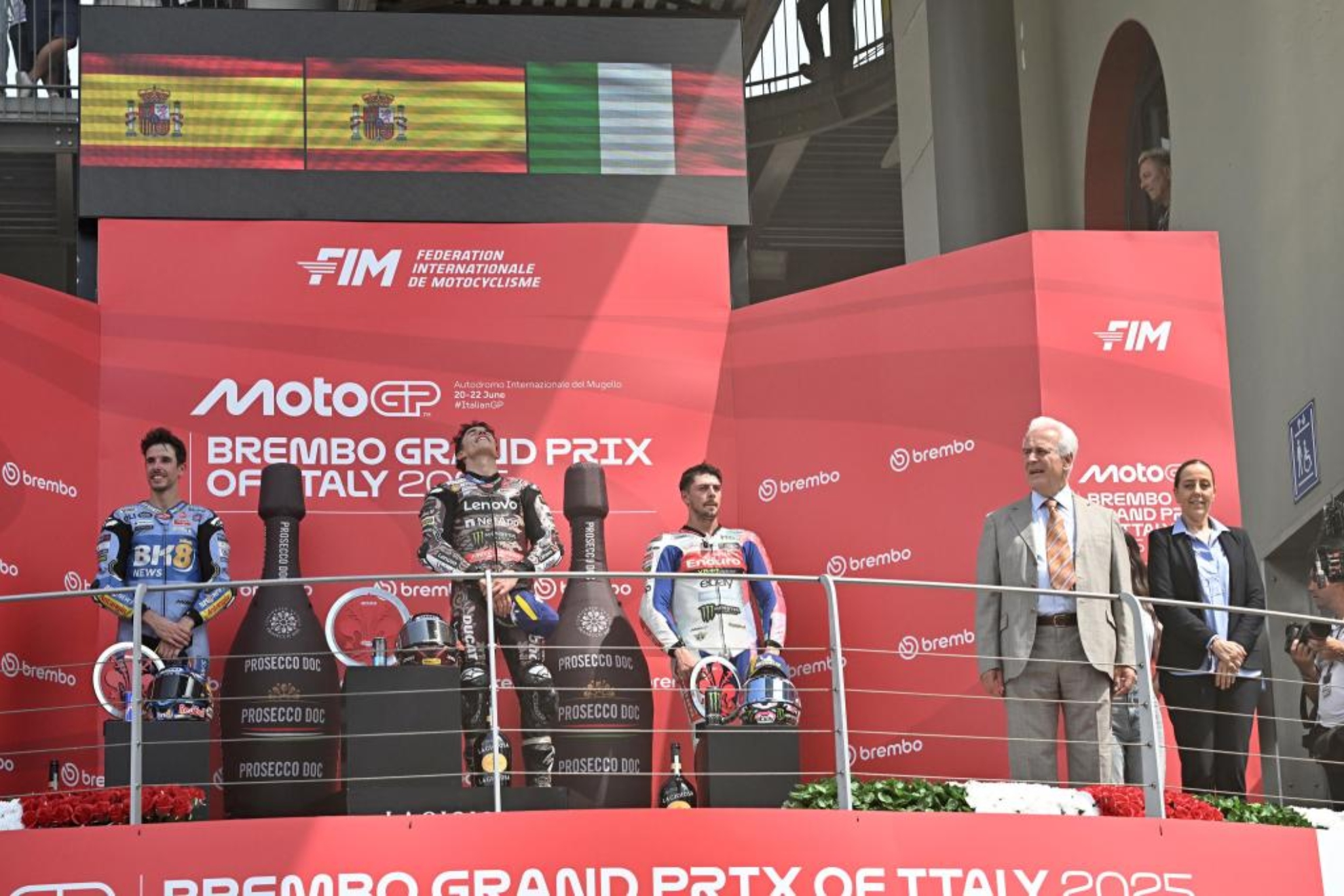 Marc Márquez, entre Álex y Di Giannantonio, en el podio de Mugello.