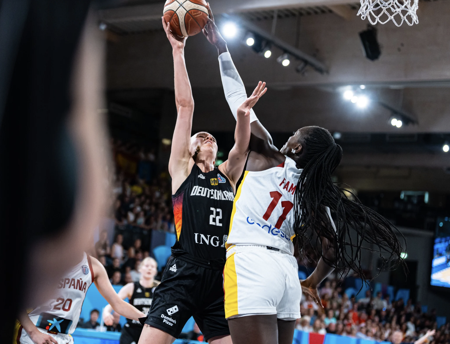 FAM puts a cap to Emily Bessoir in the game that Spain won Germany.