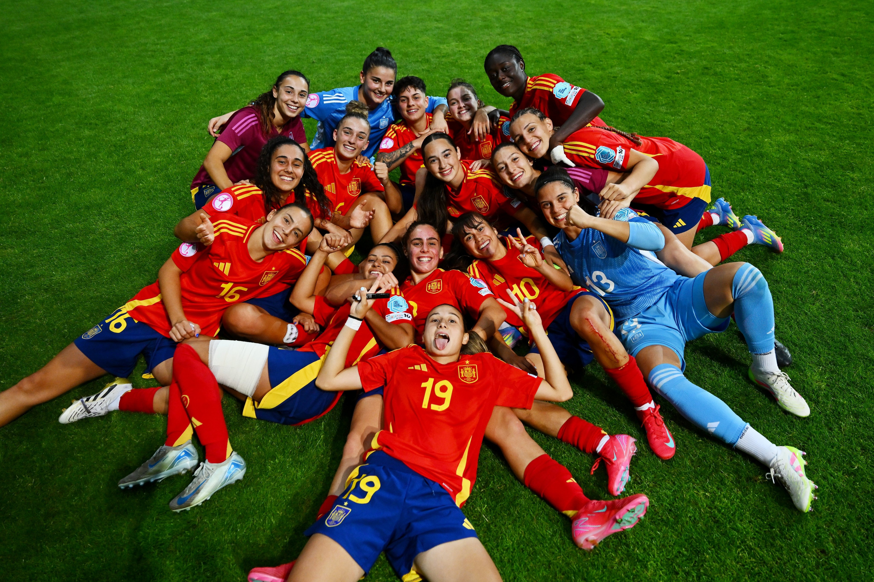 The Spanish team celebrating the pass to semis of the European sub'19