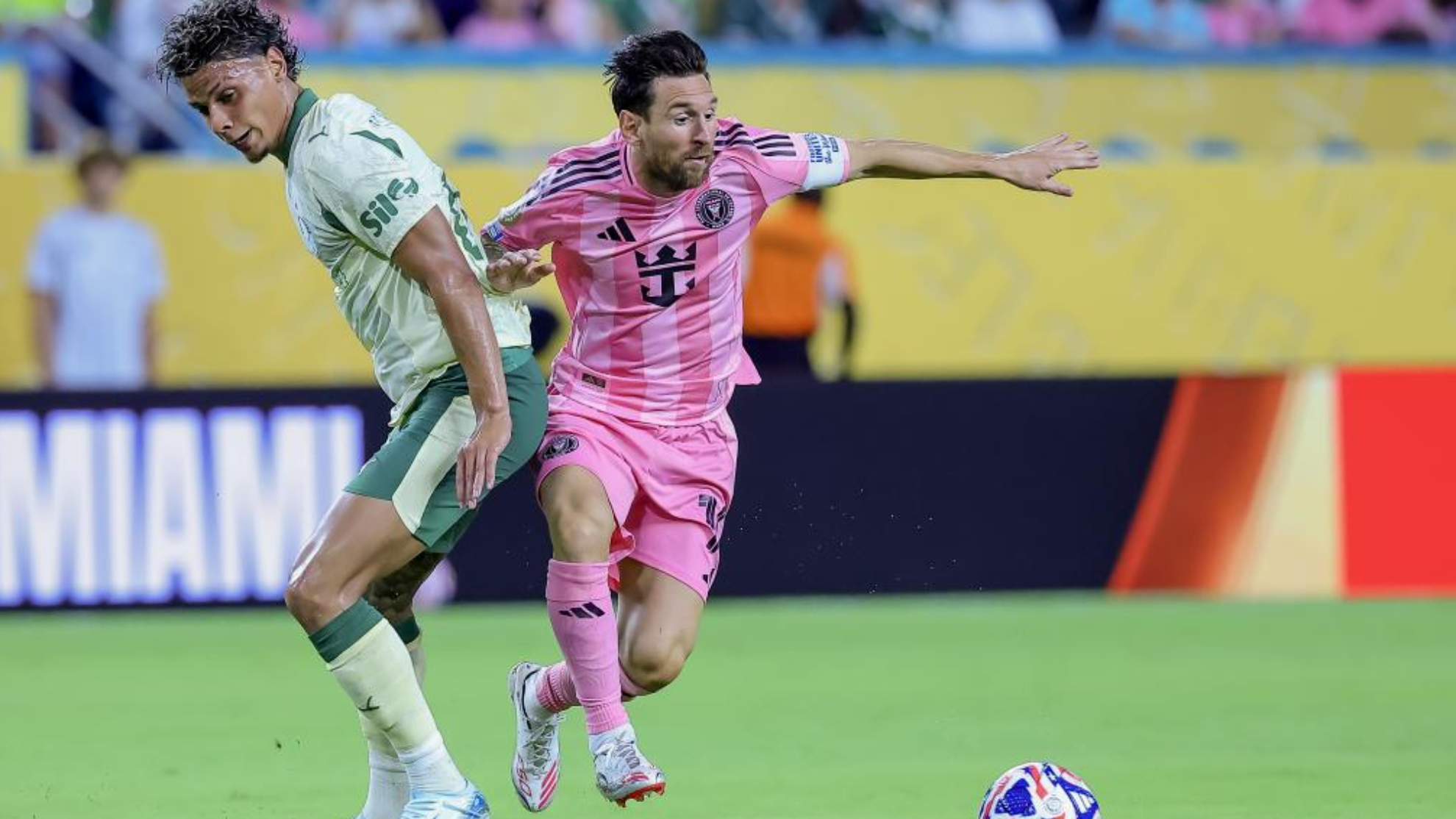 Leo Messi leaves a rival. forgivel luis suárez, they don't