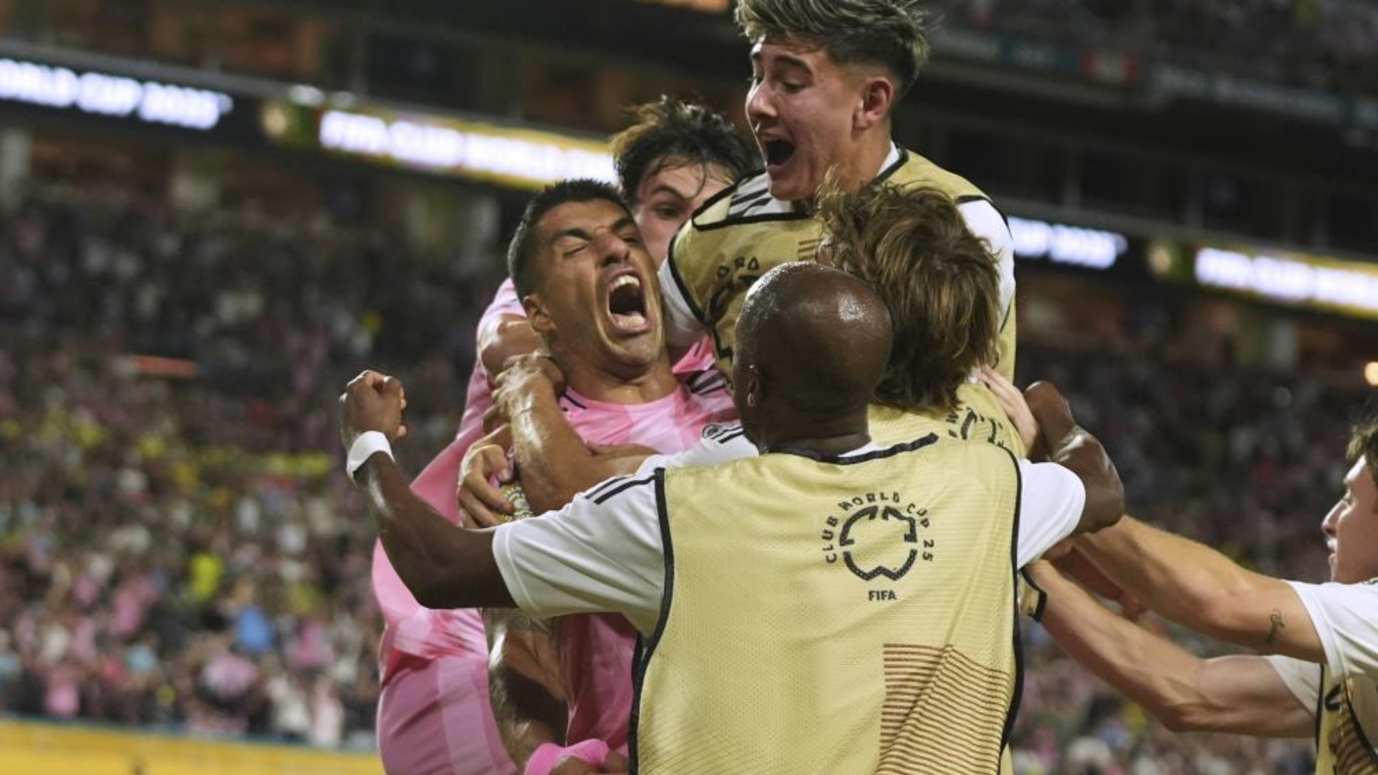 Luis Suarez celebrates his goal with the team. forgivel luis suárez, they don't