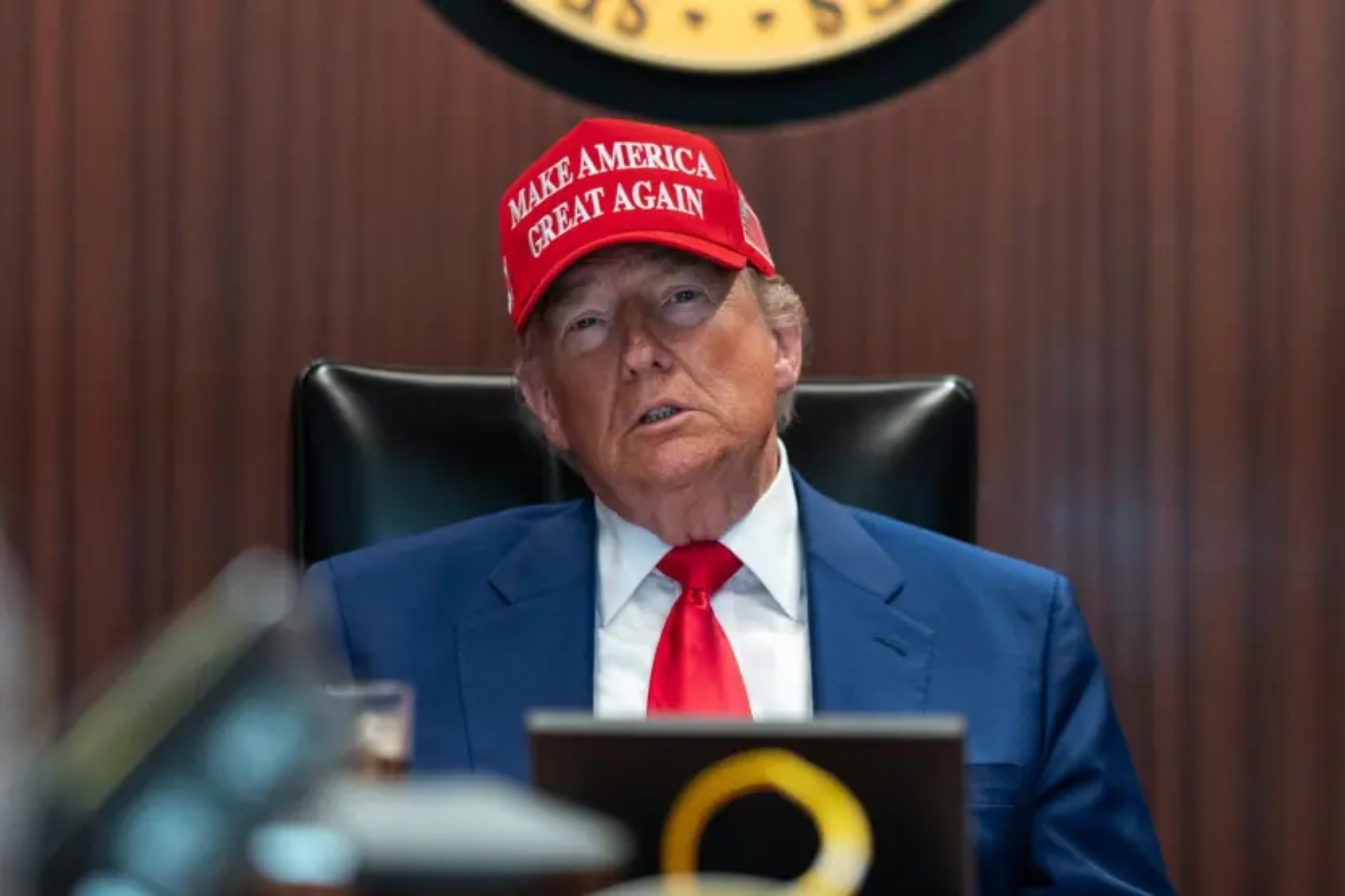 Donald Trump and his announcement through their social networks.